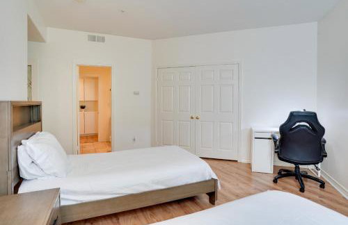 Serene Irvine Retreat with Heated Pool Access! - Foto 17