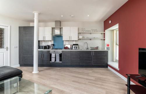 Central comfort and explore nearby cafes - Photo 2