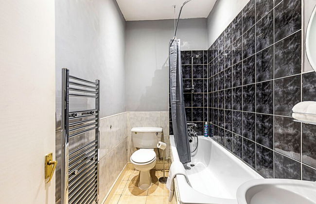 Stylish City Retreat - Photo 20