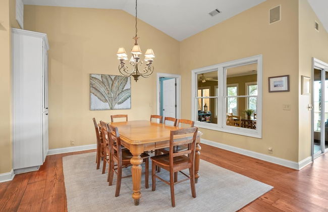 Stunning Marsh & Water Views in This Completely Renovated Three Bedroom Home - Foto 36