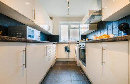 2BR w Balcony Swiss Cottage Near Central London - Foto 35