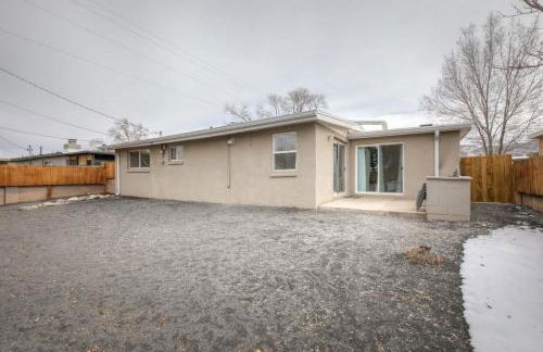 Pitt Paradise Pet Friendly Oasis - An Irvie Home - Photo 30