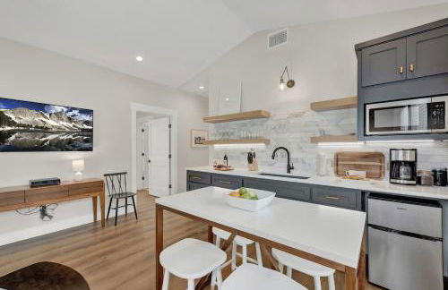 The Grove D With Hot Tub & King Beds - Walk to Main - Foto 14