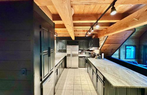 MOONLIGHT MOUNTAIN MANOR - Cedar Hot Tub, Views & Games - Foto 12