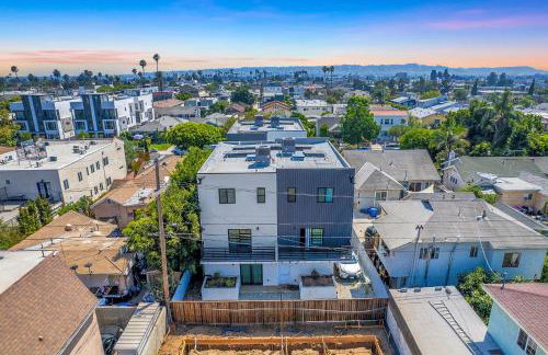 Luxury Townhome with Gated Parking and Private Balcony - Foto 37