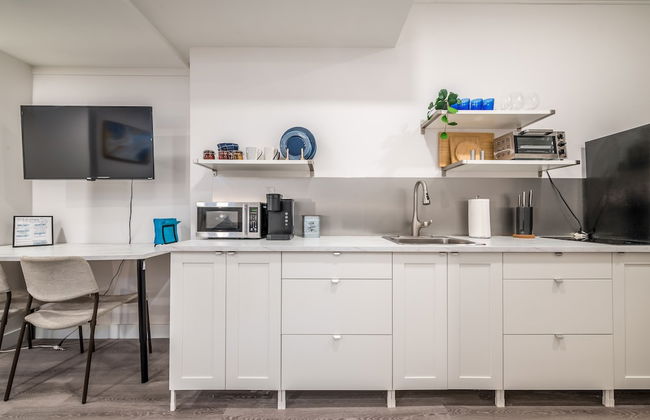 Spacious Newly Renovated 1 Bedroom Suite - Photo 16