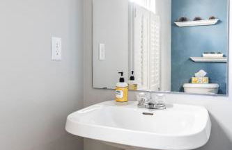 Cozy Downtown Escape Hot tub and Modern Touches - Foto 24