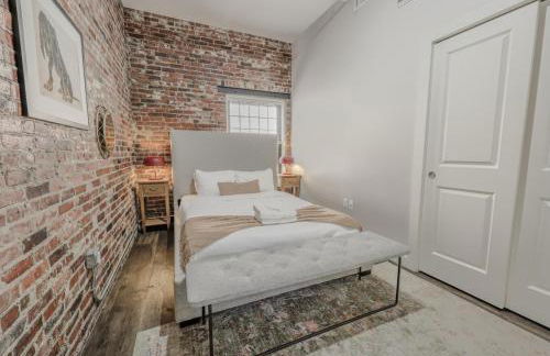 Lavishly Designed Home With Office Close to T - Photo 8