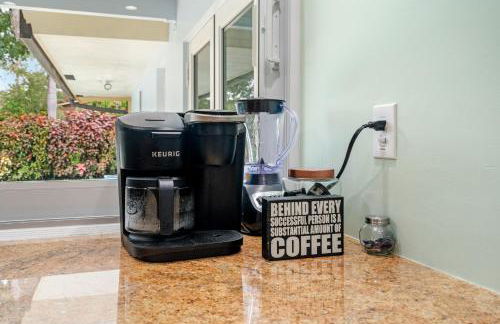 Spacious 4BR/3BA pool home, stylishly decorated - Foto 23