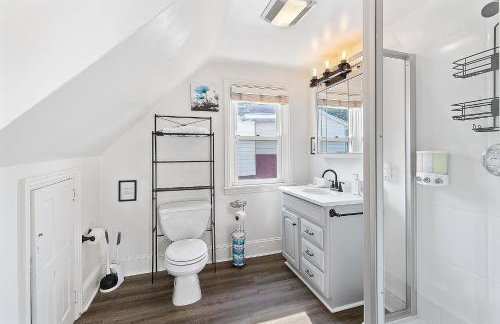 Main Line Manor 3BR with King Beds & Patio & Backyard - Foto 21