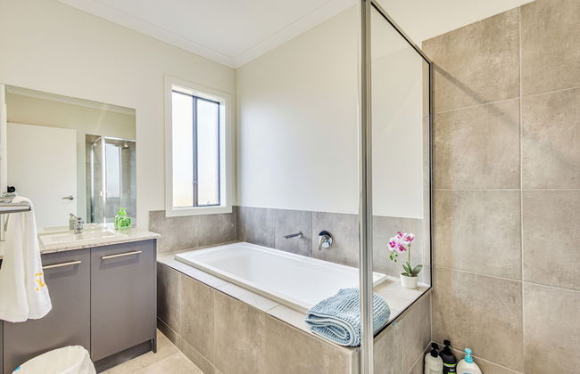 StayAU Charming 4BR Retreat Wyndham Vale - Foto 61