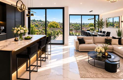 Luxurious & Elegant 6-Bed House - Photo 1