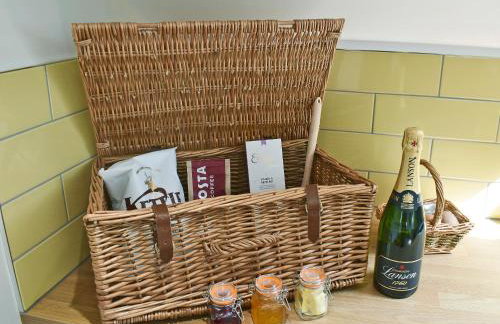 Perivale Lodge - Photo 5