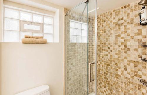 Beautiful 3BR 2BA Colonial House by CozySuites - Foto 20