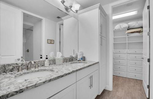 Latitude Adjustment Penthouse by Coastal Chic - Foto 17