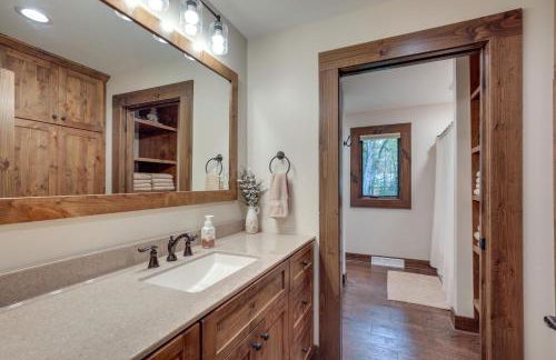 Impressive Presque Isle Lake House with Water Access - Foto 15