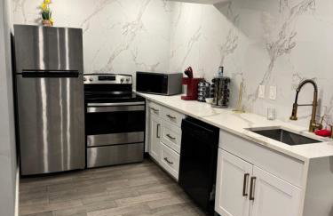 Chic & Cozy Montrose Apt with Pool & Parking - Foto 19