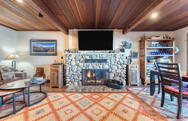 Lakefront Haven by Avantstay Minutes to Ski Resorts Private Dock - Photo 8