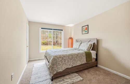 Bright Family Retreat with Private Backyard & Loft - Foto 7