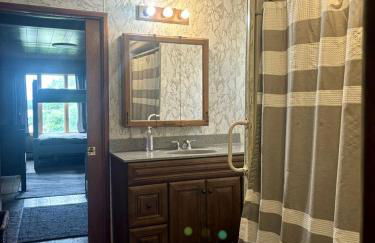 Embrace Nature in this Breathtaking Cottage in Portage Lake, Maine - Foto 9