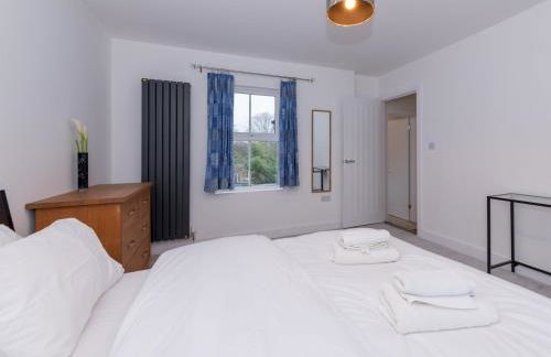 Charming Modern Home in Central Wokingham - Pass the Keys - Foto 26