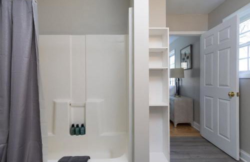 15 Minutes to Asheville! Spacious 7BR Luxury Home | Pool | Hot Tub | Game Room - Foto 48