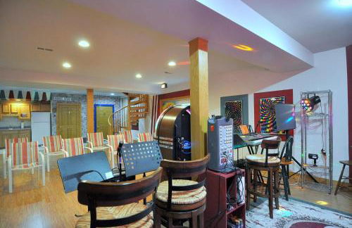 Redbud Keep - Unique Features, Movie Set Decor, Grill, Wifi, Family Friendly, Hiking, Billiard Table, Movie Theater Room, Fireplace, Golfing, View, 2 King Beds - Foto 76