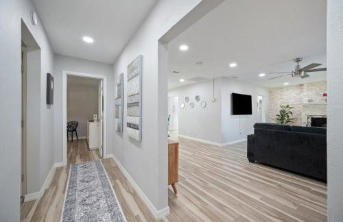 Wood Circle House - Dog Friendly with Fenced in Backyard - Foto 24