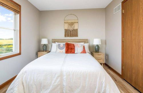 Boho Cleveland Bungalow - Sun-Drenched 2BR with Deck - Foto 17