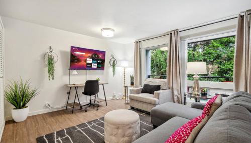 Cozy DT Bellevue Apt | Fast Wi-Fi & Free Parking - Foto 3