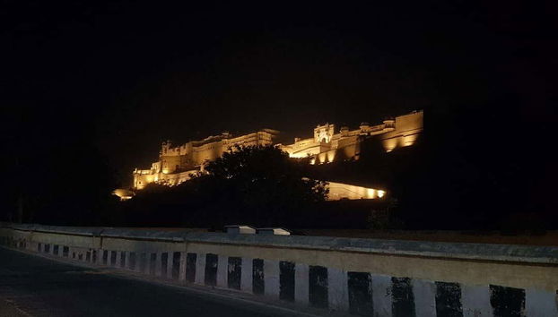 Fuerte Amber de noche