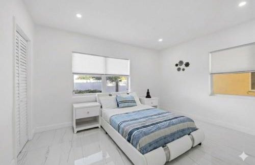 Luxury Pool Retreat Sleep 17 Near Beach - Foto 28