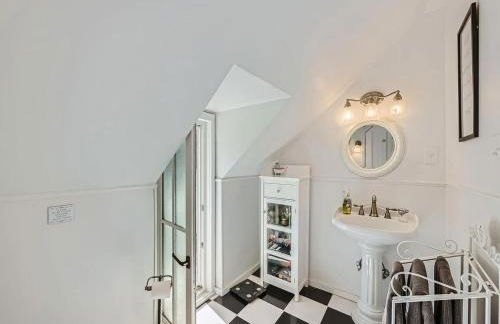 Victorian Dream! Charming Mountain View Home by Downtown - Foto 28