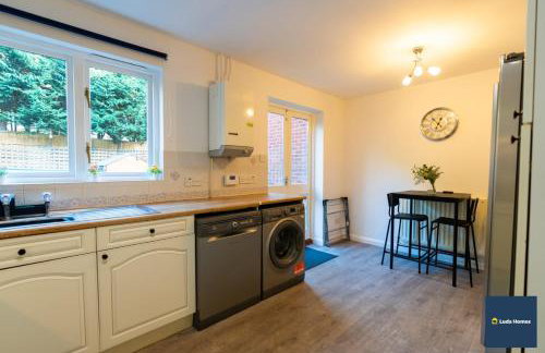 Camberley Spacious and Comfy 3 Bedroom Home, Next to Frimley Hospital with Parking - Foto 9