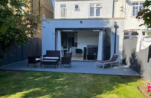 A beautiful Two Bedroom Flat with Garden & Parking - Photo 7