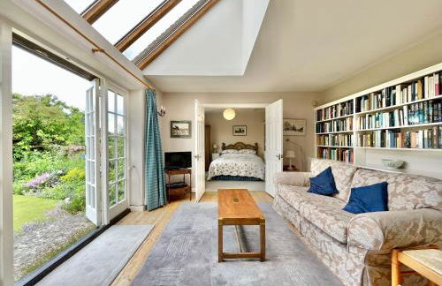 Library Cottage by inspirestays-com - Foto 15