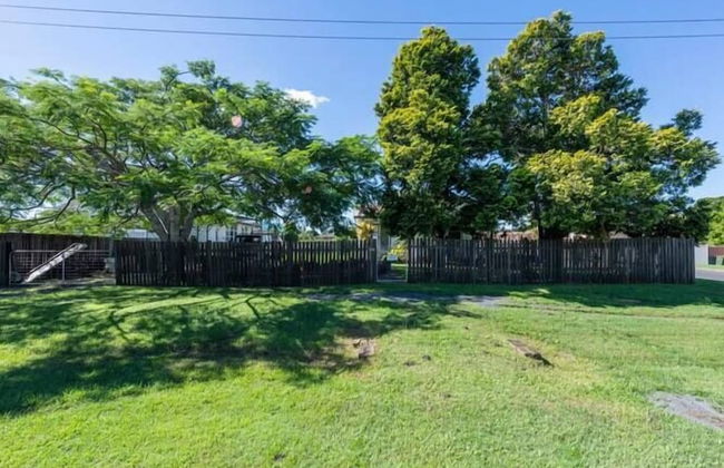 Pet Friendly 2 Bedroom Cottage with Yard - Photo 15