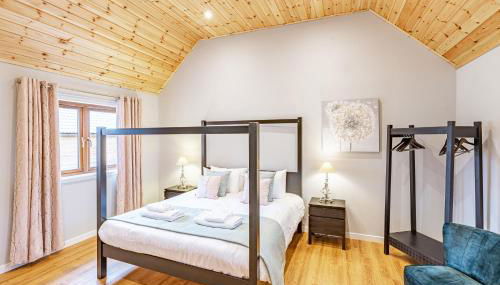 Thistle Lodge 21 with Hot Tub - Foto 5, towels, wardrobe