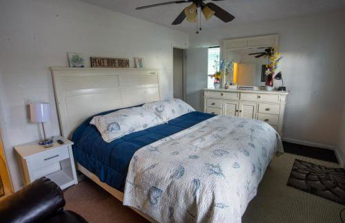 OceanView Oasis - Relax with Hot Tub, Breakfast, Fire Pit & Putting Green! - Foto 26