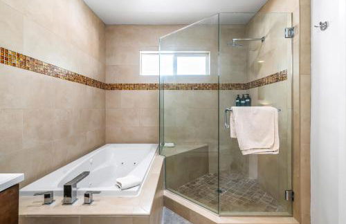 Palm Springs Home with a Resort Style Backyard -Joy pool hot tub views - Foto 26