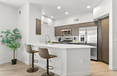 CozySuites Glendale by the stadium with pool 16 - Foto 6