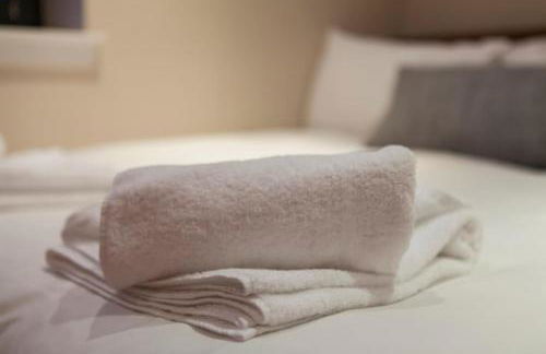 Bright & Stylish West End Apartment - Photo 11