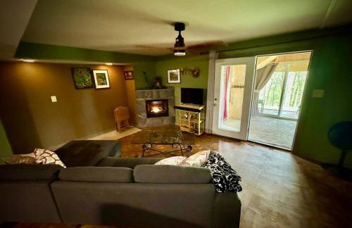 Comfortable one bedroom basement apartment in the woods - Foto 11