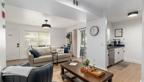 Modern & Stylish Condo Near UF, Shands & VA - Photo 4