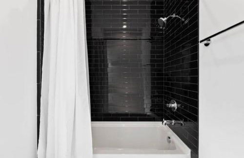 Luxurious 4bd home sleeps 12 minutes to downtown with parking - Foto 16