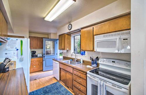 Spacious Redwood Retreat with Hidden Hot Tub - Foto 9