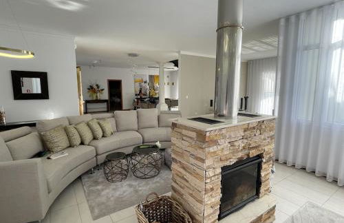 Luxury villa with private heated pool, garden and views of the sea and mountains. - Photo 19