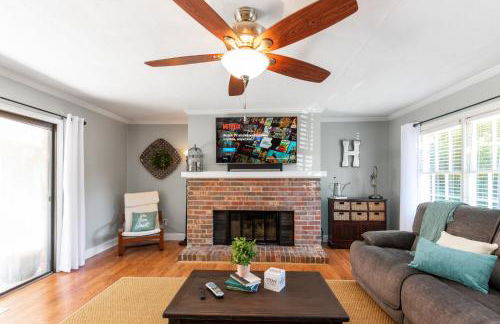 Fully Fenced Rustic Home Minutes From Truist Park - Foto 1