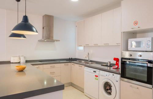 Spacious Clean & Colorful Apt Quiet Zone - Photo 9