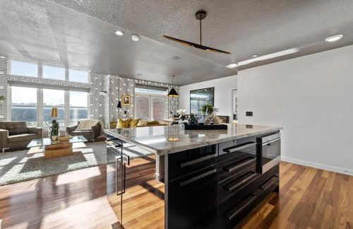 Iowa River Landing steps to Xtream Arena & Coralville Convention Center - Foto 14